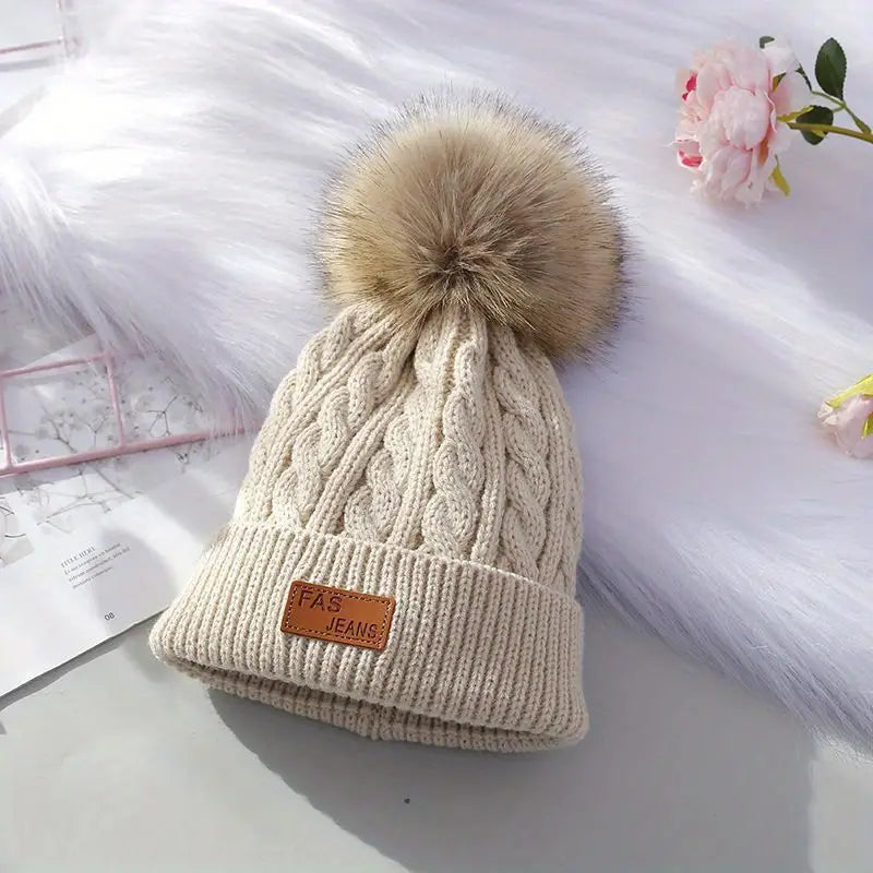 Strickmütze mit Pompon