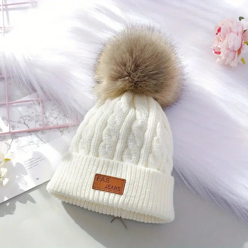 Strickmütze mit Pompon