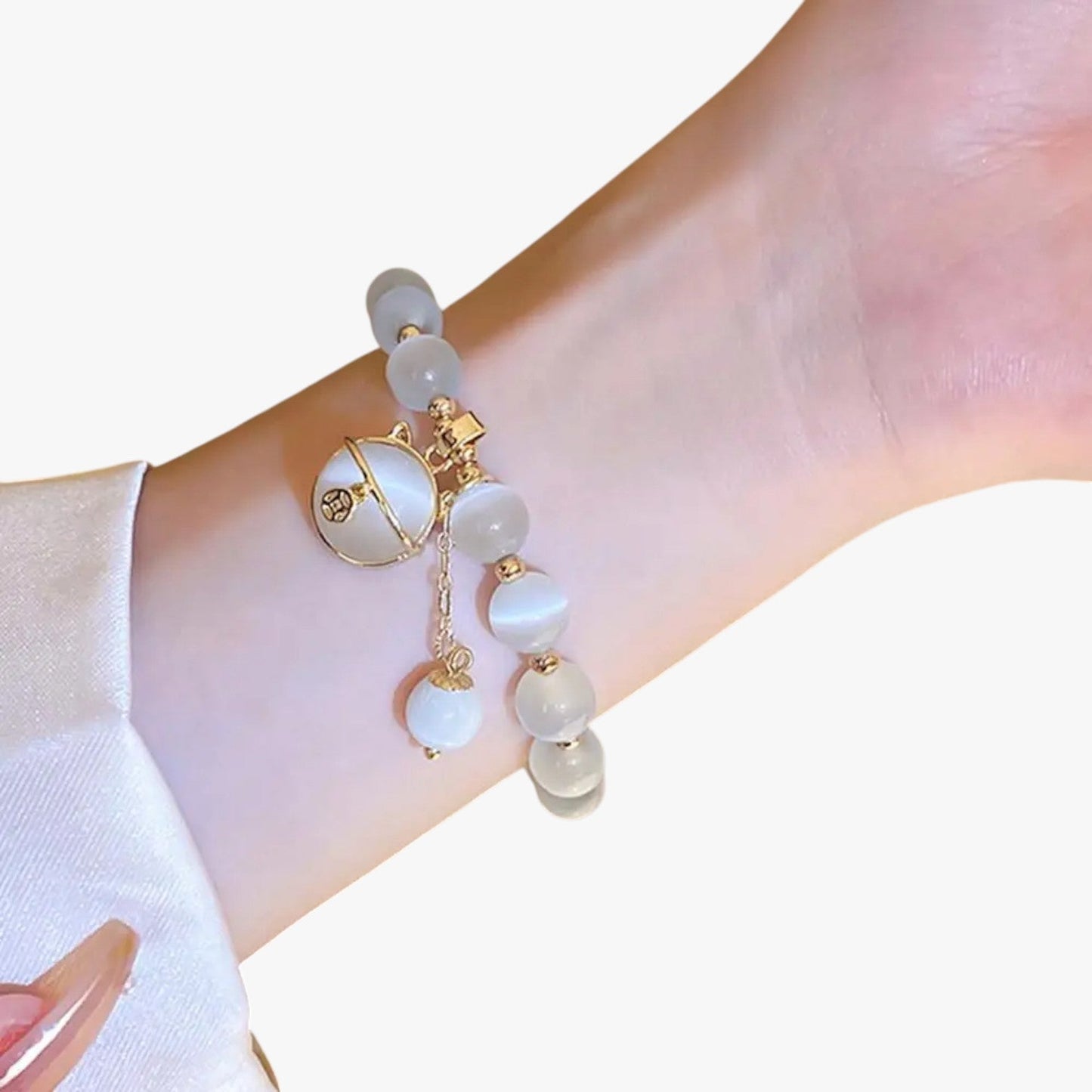 Alora | Opalperlenarmband mit Glückskatze-Anhänger, elegantes verstellbares Geschenk