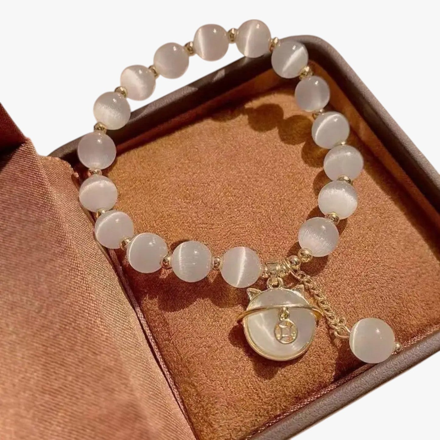 Alora | Opalperlenarmband mit Glückskatze-Anhänger, elegantes verstellbares Geschenk