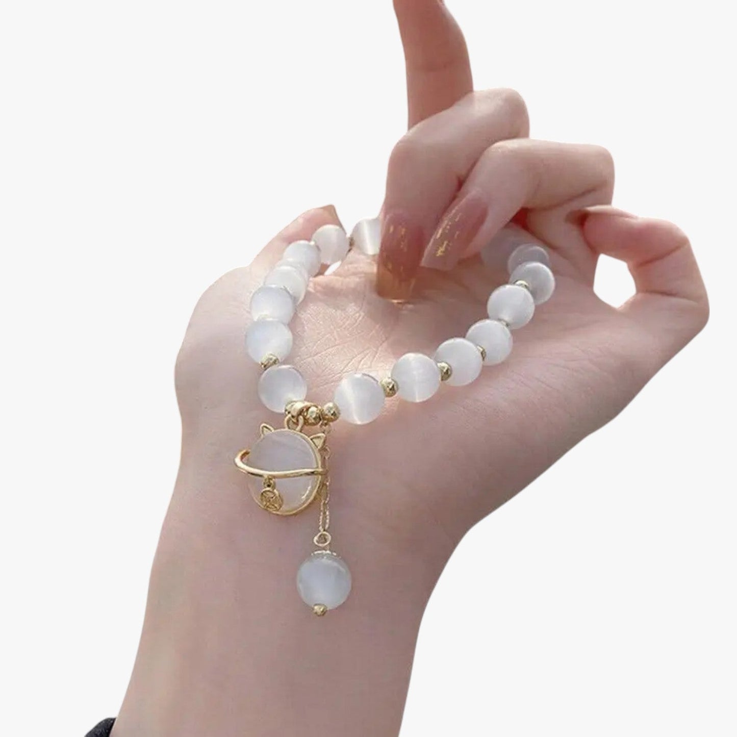 Alora | Opalperlenarmband mit Glückskatze-Anhänger, elegantes verstellbares Geschenk
