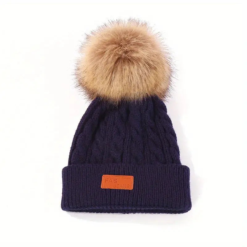 Strickmütze mit Pompon
